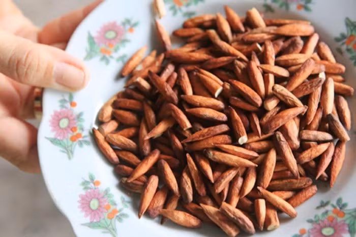 Mứt hạt bàng là món ngon nổi tiếng của Côn Đảo. Hương vị mứt thường giòn, bùi, thơm và ngậy một cách rất thú vị. Người dân nơi đây đến mùa sẽ thu hoạch quả bàng đem phơi cho khô vỏ, sau đó đem ra chẻ lấy hạt, sau đó đem rang với muối hoặc đường tùy ý.