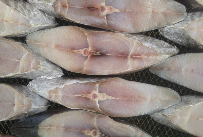 Cá thu một nắng: Cá thu Côn Đảo có cái tên "cá thu một nắng" bởi sau khi đánh bắt, ngư dân sẽ rửa nước muối rồi phơi cá chỉ trong một lần nắng và không tẩm ướp thêm chất bảo quản nào. Vì vậy, đặc trưng của cá là không có mùi tanh của cá tươi, nhưng lại cũng không khô cứng như cá khô phơi nắng nhiều lần.