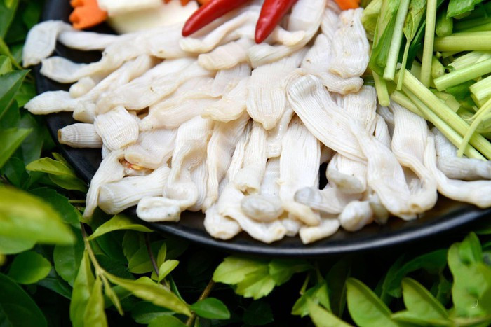 Sá sùng là một trong những loại hải sản quý hiếm bởi rất khó đánh bắt và chỉ xuất hiện nhiều vào đầu tháng 3 cho đến tháng 7 hàng năm. Đến với Côn Đảo, bạn nhất định không thể bỏ qua món đặc sản này.