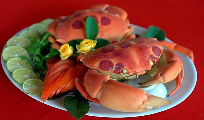 Cua mặt trăng là một loại cua có hình dáng kỳ lạ, trên lưng có nhiều đốm đỏ mà đậm pha màu hồng tươi. Nếu nhìn kỹ và biết liên tưởng, bạn sẽ thấy nó cũng gần giống với mặt trăng, có lẽ cũng chính vì vậy mà người ta đặt cho nó cái tên này. Cách chế biến phổ biến nhất là luộc hay hấp chín, khi đó thịt cua chấm với muối tiêu chanh.