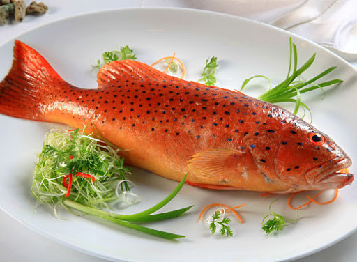 Cá mú đỏ là một trong những đặc sản của Côn Đảo không thể bỏ qua. Có tên gọi khác là cá song và là loại cá được ưa chuộng nhất trong các loại các biển ở Côn Đảo với những thớ thịt dai ngọt và rất thơm, thường được chế biến thành các món sốt, nướng và gỏi rất hấp dẫn.