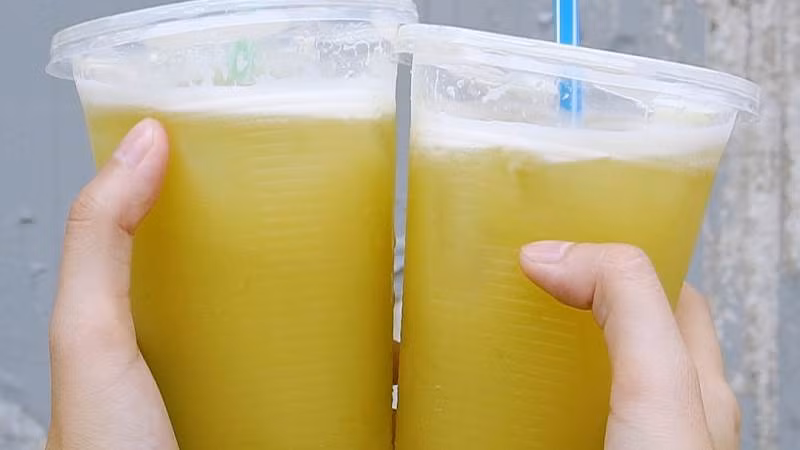 Nước mía được coi là loại thuốc tự nhiên để chữa bệnh vàng da và được khuyến cáo sử dụng. Nếu bạn uống hai ly nước mía với chanh và muối thường xuyên, nó sẽ giúp quá trình phục hồi nhanh chóng hơn, đồng thời cung cấp rất nhiều năng lượng.