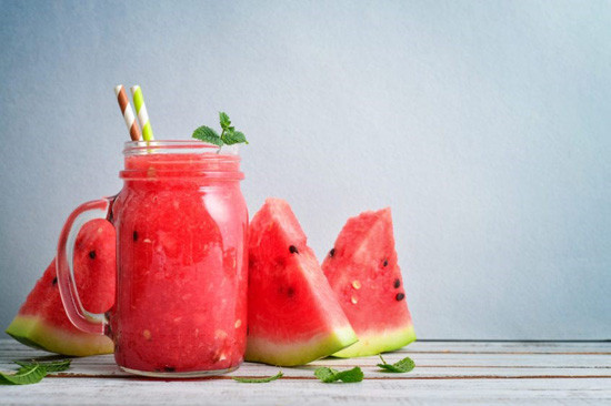 Nước ép dưa hấu: Dùng dưa hấu ép thành nước, thêm hai muỗng cà phê nước cốt chanh và chút muối. Đây là đồ uống hoàn hảo cho bạn vì nó cung cấp cho cơ thể nhiều chất khoáng cần thiết trong mùa hè. Một đồ uống cung cấp năng lượng hoàn hảo cho tình trạng mất nước.