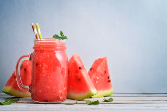 Nước ép dưa hấu: Dùng dưa hấu ép thành nước, thêm hai muỗng cà phê nước cốt chanh và chút muối. Đây là đồ uống hoàn hảo cho bạn vì nó cung cấp cho cơ thể nhiều chất khoáng cần thiết trong mùa hè. Một đồ uống cung cấp năng lượng hoàn hảo cho tình trạng mất nước.