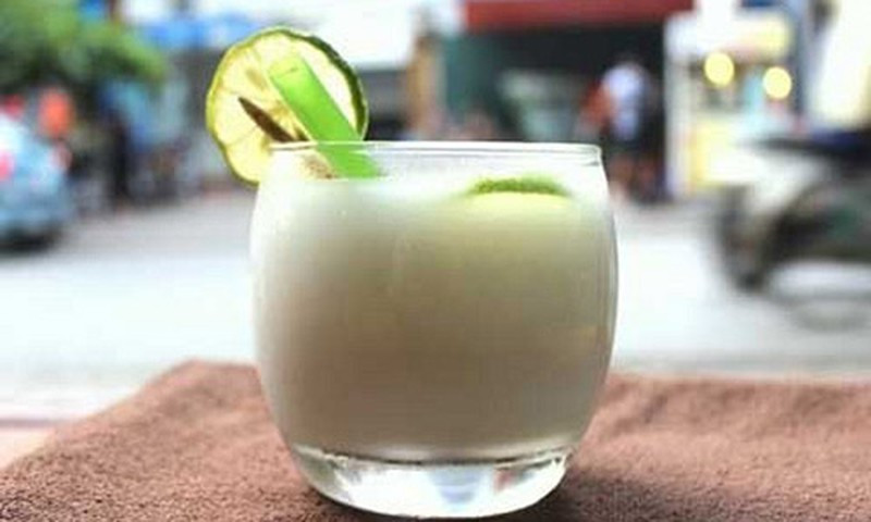 Nước sắn dây: Sắn dây có vị ngọt, tính bình, giúp giải nhiệt, chữa khát, cảm mạo, sốt, lỵ, mụn nhọt. Thức uống từ sắn dây và quất giúp thanh nhiệt, giải độc, làm ra mồ hôi. Bạn có thể pha bột sắn dây với quất hay vài lát chanh tươi.