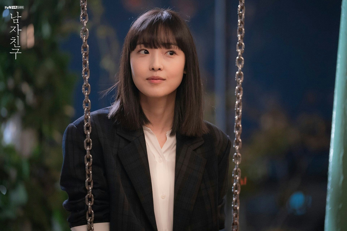 Những kiểu blazer tối màu chỉ cần phối cùng áo sơ mi là đủ thanh lịch và nữ tính. cũng vẫn ghi điểm mặc đẹp cho người diện.