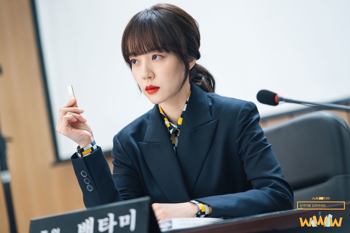 Không diện sơ mi trắng đơn thuần, áo sơ mi họa tiết tạo nên nét chấm phá riêng cho trang phục công sở trong mùa mới của các nàng.