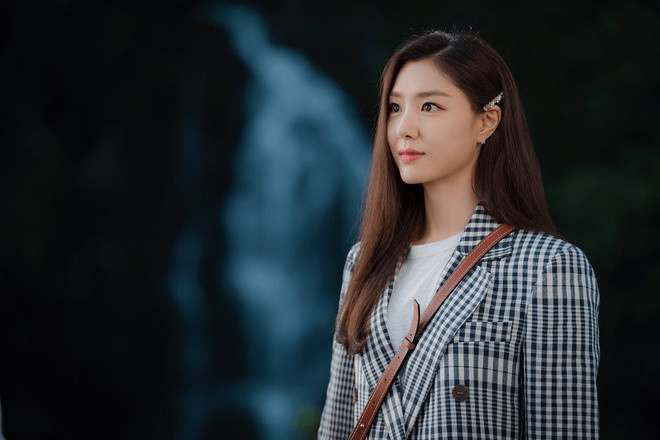 Nàng công sở có thể biến hóa món đồ này theo nhiều cách: phối cùng áo sơ mi trắng hay áo len mỏng, mặc cùng quần jeans trẻ trung hoặc quần tây lại thanh lịch.