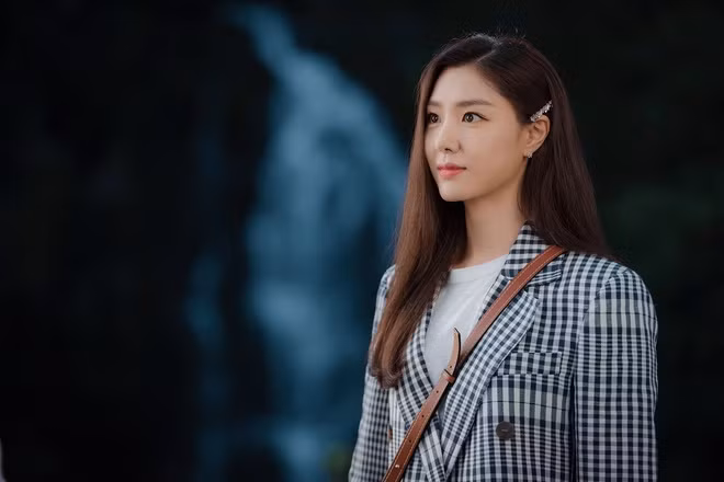 Nàng công sở có thể biến hóa món đồ này theo nhiều cách: phối cùng áo sơ mi trắng hay áo len mỏng, mặc cùng quần jeans trẻ trung hoặc quần tây lại thanh lịch.