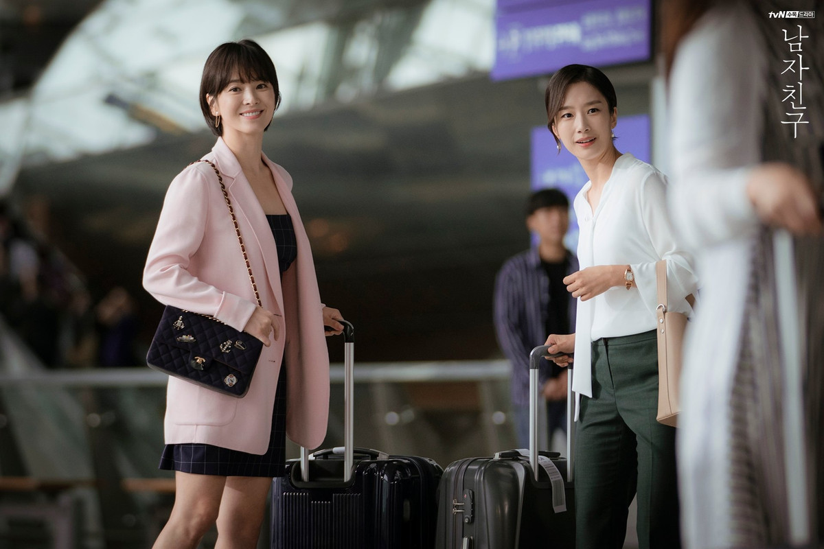 Kiểu blazer này mang tông trơn tối giản, thiên về những tông màu pastel nhẹ nhàng như hồng, xanh, trắng, xám… ngọt ngào, thời thượng mà cũng thanh lịch hết sức.