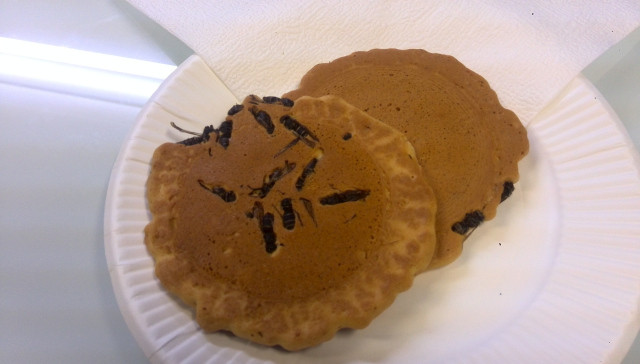 Sau khi làm bột, người ta dùng những con ong để làm nhân và đem nướng ở nhiệt độ cao.