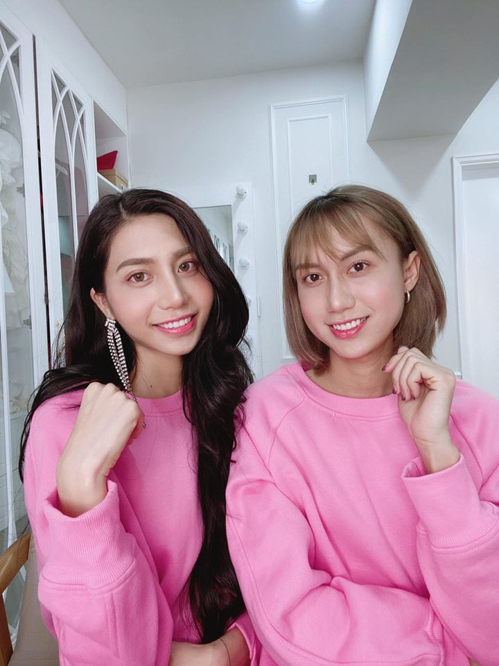 Ca sĩ sinh năm 1988 chọn áo hồng ton sur ton với người bạn gái.