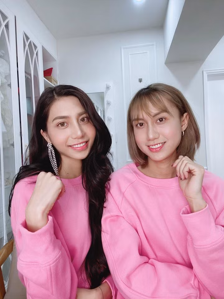 Ca sĩ sinh năm 1988 chọn áo hồng ton sur ton với người bạn gái.