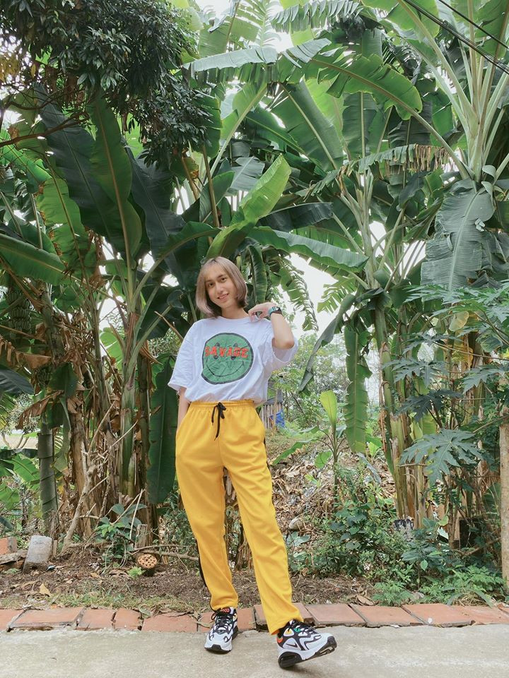 Áo phông trắng phối với quần thun vàng và giày thể thao tạo nên nét cá tính cho ca sĩ.