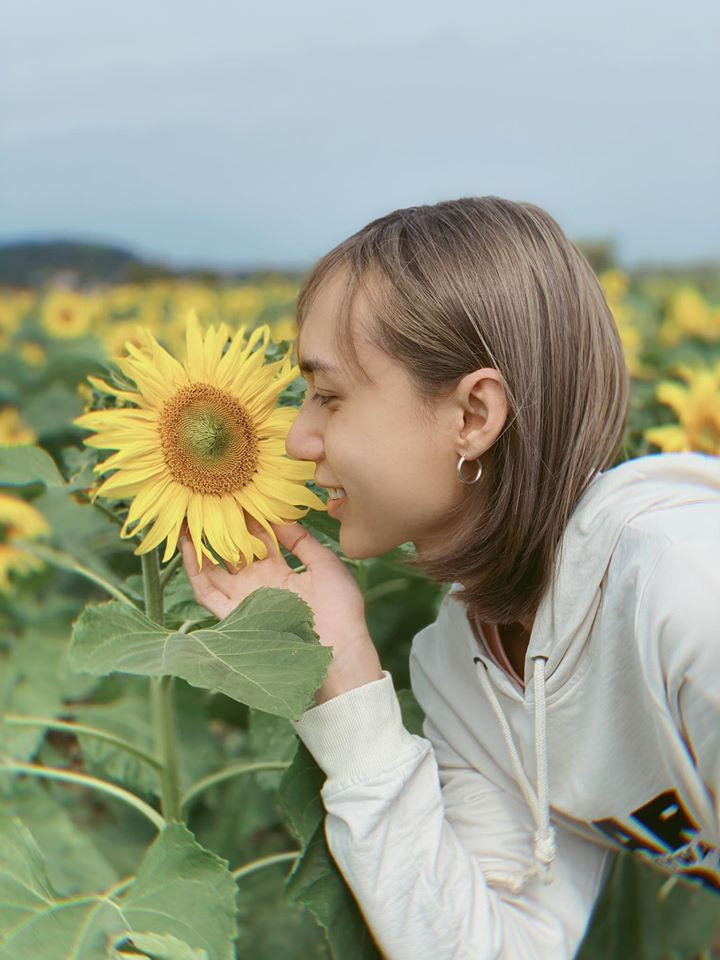 Trước đây, Lynk Lee thường hay mặc phong cách unisex và giờ đây, ca sĩ này ngày càng chuộng những kiểu trang phục bánh bèo, điệu đà.
