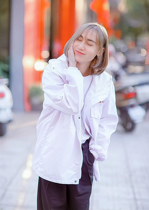 Cách ăn mặc theo style unisex và những cử chỉ nữ tính khiến ít ai nhận ra anh chàng ca sĩ Lynk Lee ngày trước.