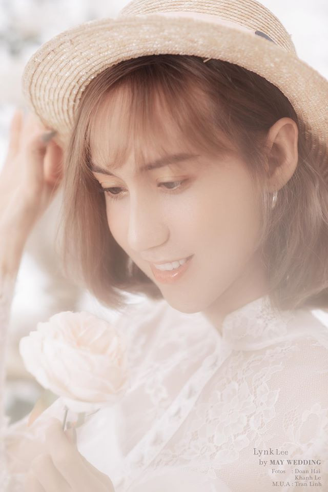 Không chỉ chuyển đổi giới tính thành “nữ” trên trang cá nhân, Lynk Lee đã công khai thẩm mỹ để nâng mũi, cắt mí và tiêm filler để trở nên ấn tượng hơn. Nhiều người ngỡ ngàng trước sự nữ tính hóa của nam nghệ sỹ này. Với nhan sắc dịu dàng và gu thời trang nữ tính hơn, ca sỹ 8X trông như một cô gái thực thụ.