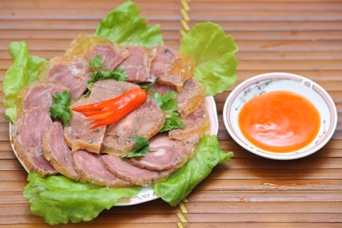 Giò bê Nam Đàn: Loại giò này được làm theo kiểu dăm bông, có vị thơm, ngọt rất đặc trưng của thịt bê không lẫn đi đâu được. Vài năm trở lại đây, giò bê Nam Đàn trở thành món quà biếu, món ăn trong ngày Tết phổ biến ở khắp các tỉnh thành Việt Nam. Ảnh: Internet. Video "Chế biến món ngon từ nấm đông cô". Nguồn: VTC.