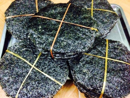 Bánh khô: Bánh khô vừng (bánh đa) được làm từ bột gạo, tiêu, tỏi và các gia vị khác. Những nguyên liệu này tuy dễ kiếm nhưng phải đảm bảo nhiều yêu cầu khắt khe để có được chiếc bánh ngon. Bánh đa xứ Nghệ nổi tiếng nhất ở huyện Đô Lương, sau đó lan truyền sang các huyện khác.