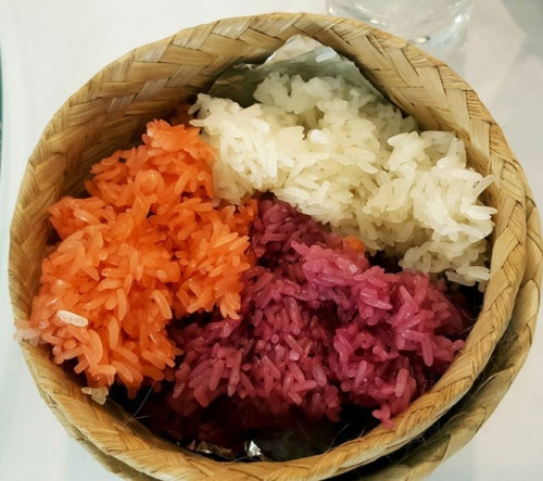 Xôi Thái: Là món ăn dân dã đặc trưng của người dân tộc Thái ở miền tây xứ Nghệ, nếu có dịp ghé qua các địa bàn miền núi nơi có người Thái sinh sống, bạn nên thử ăn một lần để trải nghiệm hương vị của xôi Thái.