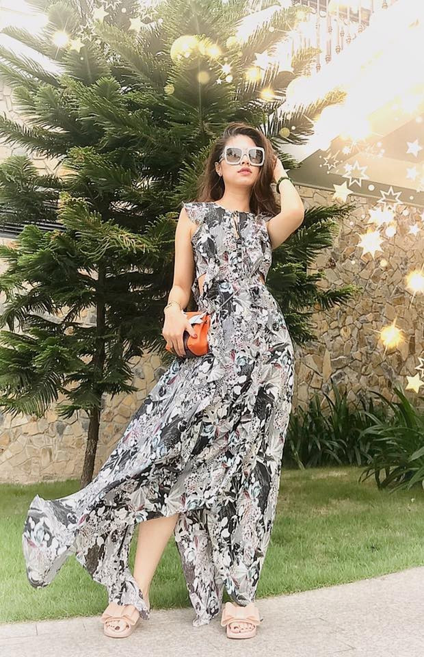 Đằng sau ống kính máy quay, BTV Ngọc Trinh là cô gái có phong cách thời trang hoàn toàn khác biệt.