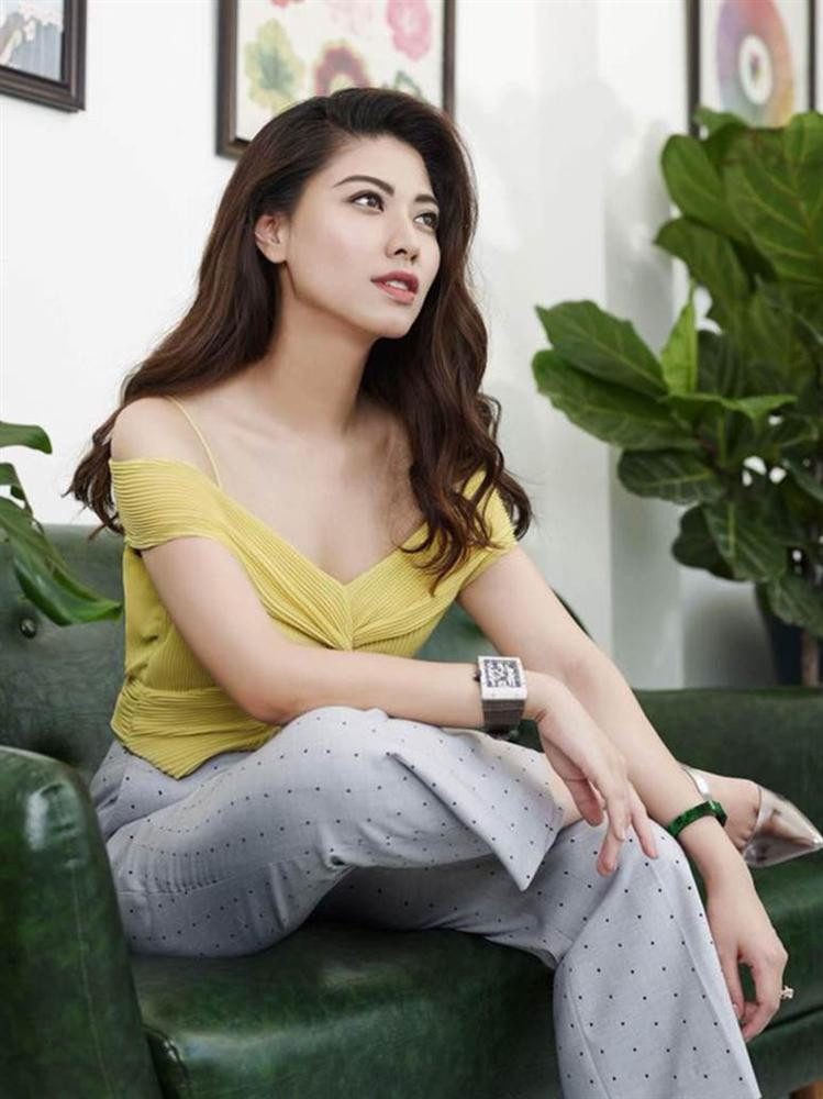 Nữ BTV cũng thường sử dụng những món đồ phụ kiện đắt giá đến từ các thương hiệu đình đám thế giới như khăn LV, áo Chanel, phụ kiện của Gucci…