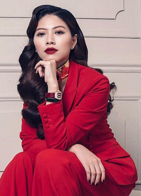 Phong cách của người đẹp đề cao sự thanh lịch, mang tinh thần hiện đại qua cách phối hợp ăn ý giữa phụ kiện và trang phục.