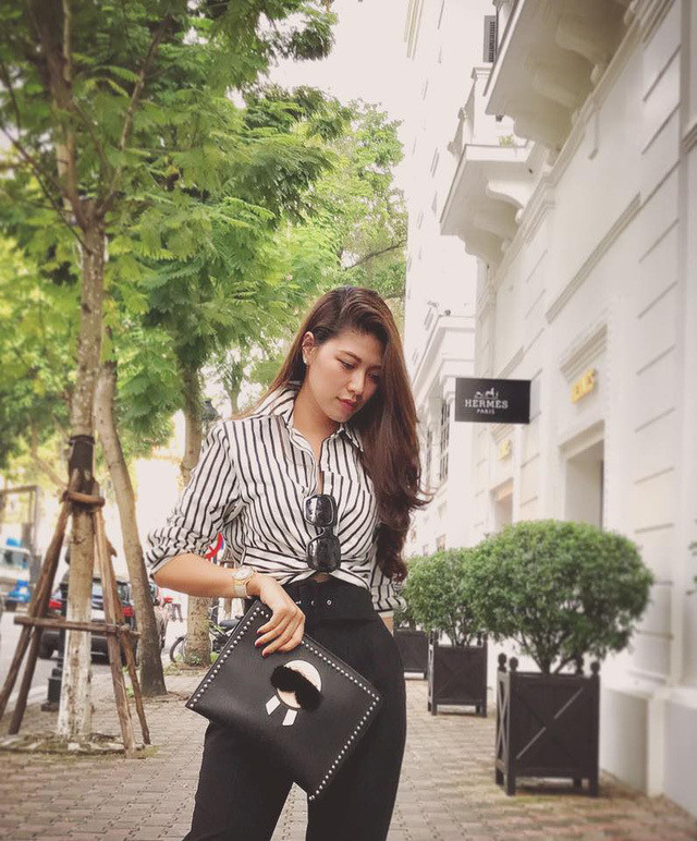 Cô khá phóng khoáng trong cách lựa chọn trang phục thường ngày. Gu thời trang sành điệu của BTV Ngọc Trinh khiến người khác khó lòng rời mắt.