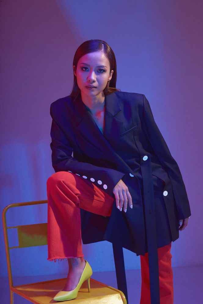 Có thể nói, phong cách thời trang của nữ rapper Việt biến hóa liên tục, đôi lúc đơn giản với áo pull và quần jeans bụi bặm, có lúc lại quyến rũ đầy tinh tế với những bộ suit thời thượng.