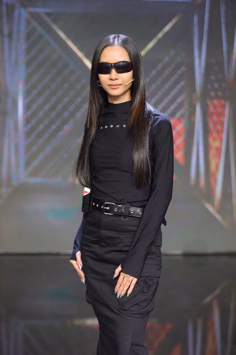 Xuất hiện với vai trò HLV trong chương trình King of Rap 2020, Suboi mang tới hình ảnh uy quyền với bộ cánh màu đen được thiết kế vừa vặn kết hợp mắt kính cùng tông không thể cá tính hơn.