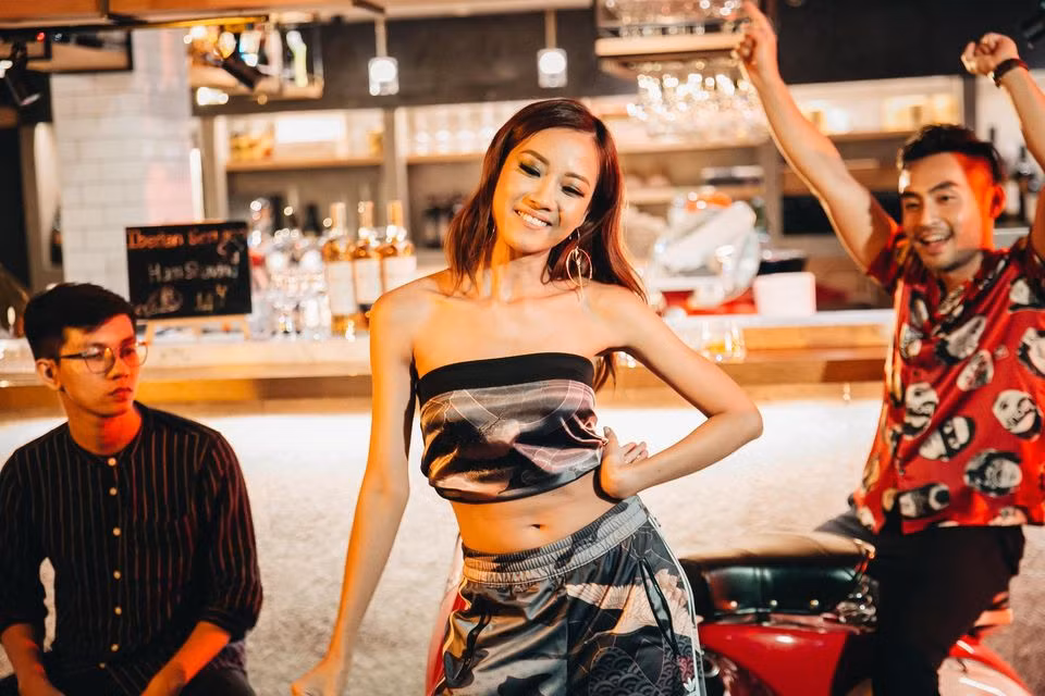 Suboi tên thật là Hàn Lâm Trang Anh, từ năm 15 tuổi cô đã theo đuổi niềm đam mê âm nhạc Hip hop/Rap. Khá nổi tiếng trong giới underground, năm 19 tuổi cô được khán giả biết đến nhiều hơn khi viết đoạn rap cho Hồ Ngọc Hà.