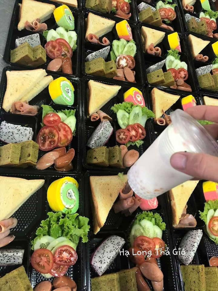 Các bữa ăn của khách sạn chuẩn bị đều được chế biến theo đúng khẩu vị của du khách với đầy đủ đồ ăn của Ấn Độ, đồ Âu, đồ ăn chay cho đến cơm Nhật.