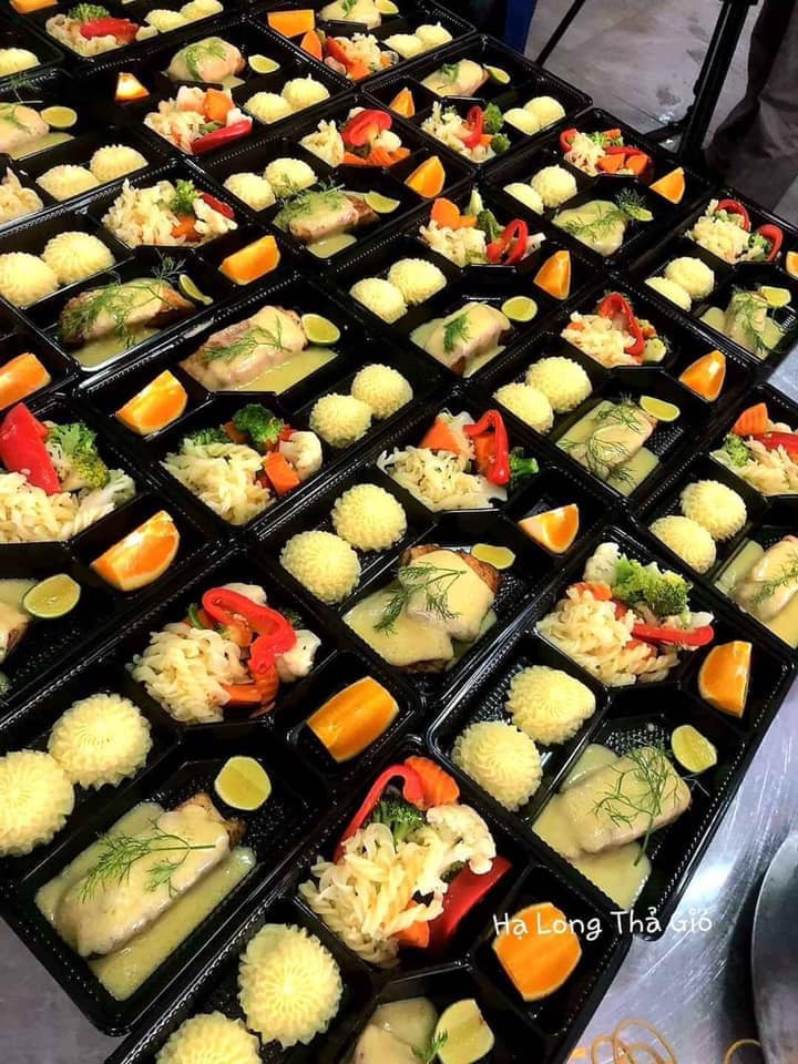 Tính theo tiêu chuẩn 4 sao, giá phòng của khách sạn thường dao động từ 1,4-2 triệu đồng/ngày, thời điểm hoạt động hết công suất, mỗi ngày bình quân doanh thu thấp nhất cũng trên 120 triệu đồng.