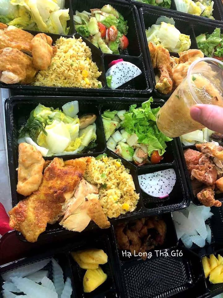 Để đảm bảo phục vụ tốt nhất cho hành khách trong thời gian cách ly, các nhân viên của khách sạn làm việc liên tục 3 ca, phục vụ đầy đủ 3 bữa ăn/ngày.