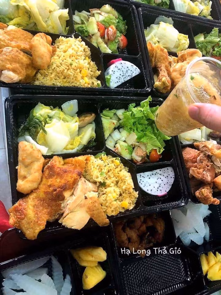 Để đảm bảo phục vụ tốt nhất cho hành khách trong thời gian cách ly, các nhân viên của khách sạn làm việc liên tục 3 ca, phục vụ đầy đủ 3 bữa ăn/ngày.