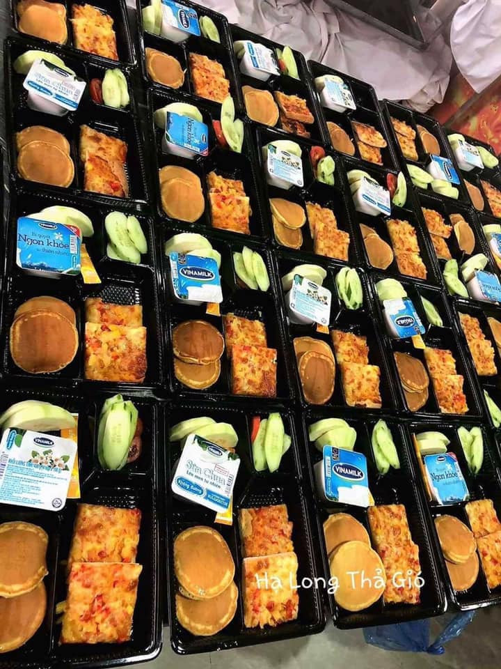 Thế nhưng, toàn bộ chi phí tiền phòng, tiền ăn, dịch vụ giặt là của 157 khách cách ly tại đây đều được khách sạn miễn phí. Trong khi đó, tiền ăn 3 bữa/ngày theo quy định của tỉnh là 180.000 đồng/người cách ly.