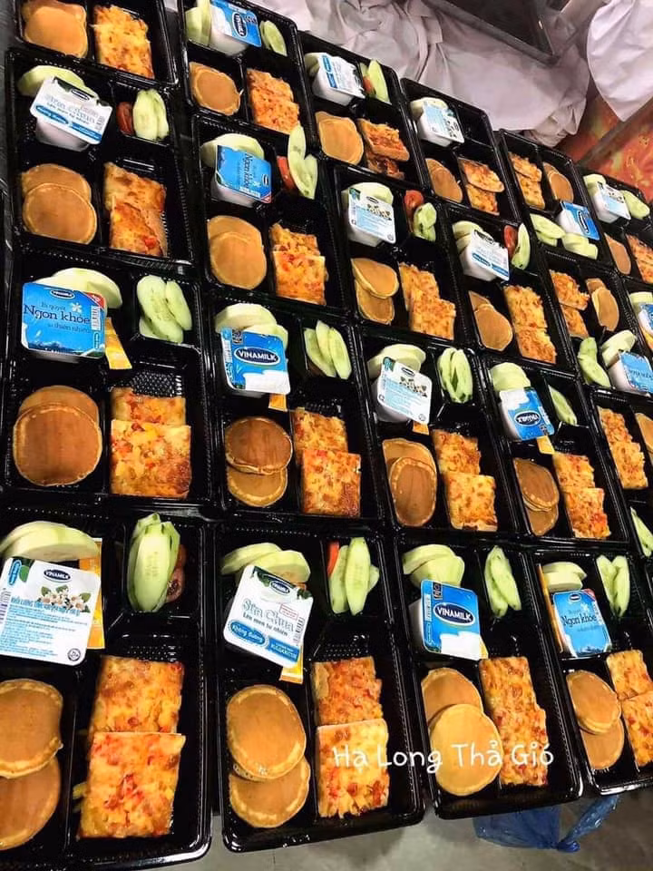 Thế nhưng, toàn bộ chi phí tiền phòng, tiền ăn, dịch vụ giặt là của 157 khách cách ly tại đây đều được khách sạn miễn phí. Trong khi đó, tiền ăn 3 bữa/ngày theo quy định của tỉnh là 180.000 đồng/người cách ly.