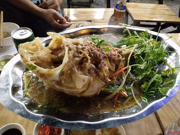 Đối với món cá nấu lẩu chua, nước lẩu được ninh bằng sườn heo non, nấu với cơm mẻ để có vị chua thanh dịu. Khi nấu không thể thiếu các nguyên liệu là: xả, ớt, cà chua, ngò, đậu bắp… Nước lẩu ninh đến khi nhừ, đạt vị ngọt thanh thì thả cá vào đun cho đến khi chín. 