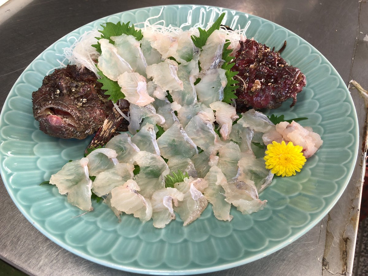 Vị ngọt đậm đà, dai giòn, béo ngậy của cá hòa với vị chua thanh, cay cay của nước lẩu tạo nên hương vị hấp dẫn, đặc trưng cho món ăn. Khi ăn lẩu, thực khách thường dùng kèm với các loại rau và bún tươi.