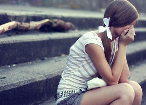 Bạn không hạnh phúc. Thời gian là một điều quý báu và chúng ta không biết mình sống được bao lâu. Sống cho hiện tại và chỉ làm những gì khiến bạn hạnh phúc. Hãy lựa chọn giữa những người xung quanh, tự tặng mình món quà hạnh phúc vì cuộc sống quá ngắn ngủi. Dù có thể làm tổn thương người đó, nhưng theo thời gian, bạn sẽ thấy mình hạnh phúc hơn hiện tại. 