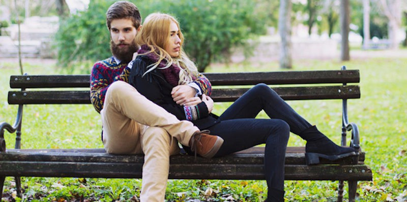 Bạn bào chữa cho đối phương. Bạn có thể yêu và chăm sóc cho người khác, nhưng bào chữa cho hành động của người đó không bao giờ là điều nên làm. Ngay khi bạn bắt đầu đưa ra những lời bào chữa, bạn cần phải kết thúc mối quan hệ. Bạn cần nhận được lời giải thích, vì niềm tin mà bạn đã dành cho người đó.