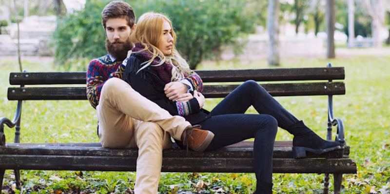 Bạn bào chữa cho đối phương. Bạn có thể yêu và chăm sóc cho người khác, nhưng bào chữa cho hành động của người đó không bao giờ là điều nên làm. Ngay khi bạn bắt đầu đưa ra những lời bào chữa, bạn cần phải kết thúc mối quan hệ. Bạn cần nhận được lời giải thích, vì niềm tin mà bạn đã dành cho người đó.