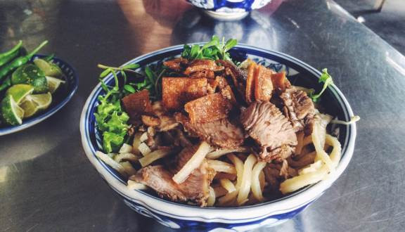 Cao lầu: Vốn là đặc sản Hội An nhưng du khách vẫn có thể thưởng thức món ngon này “đúng chất” ngay tại Đà Nẵng. Cao lầu trực tiếp chuyển ra từ Hội An, tươi mới và chế biến trong ngày, ăn kèm với rau sống, giá trụng, thịt xíu và da heo chiên giòn. Ảnh: Foody.