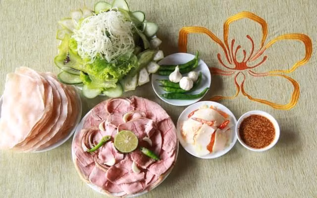 Bê thui Cầu Mống: Món ngon này còn được người dân Đà Nẵng gọi với cái tên quen thuộc “bò tái Cầu Mống”. Món này nổi danh ngang hàng với mì Quảng. Yêu cầu của món này là miếng thịt bê khi đưa ra khỏi lò phải đạt đủ hai tầng thịt tái, chín rõ rệt, còn bì (da) thì phải chín đến độ trong suốt, đồng thời lại giòn mềm vừa phải. Khi dọn ra, được pha thái khéo léo, từng miếng thái có cả phần thịt lẫn da. Ảnh: Foody.