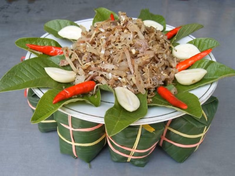 Tré bà Đệ là món ăn đặc sản Đà Nẵng nổi tiếng từ nhiều thập niên. Món ăn này tiếp tục lớn mạnh khi con cái của bà quyết theo nghề của mẹ đã tạo nên sự lớn mạnh thương hiệu này. Dần dần người ta gọi tré Bà Đệ là đặc sản của Đà Nẵng. Tré Bà Đệ có các sản phẩm như tré gói cổ truyền, tré gói lá chuối, tré gói lá ổi. Ảnh: Foody.