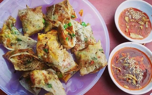 Bánh kẹp được xếp vào danh sách món ăn đường phố Đà Nẵng được nhiều du khách, đặc biệt là các bạn trẻ ưa thích. Món này là những tấm bánh tráng kết hợp với trứng, khô bò, pa tê... lúc chiên hay nướng lên có mùi thơm hấp dẫn. Bánh kẹp không chỉ ngon mà giá cả cũng rất phải chăng. Ảnh: Foody.