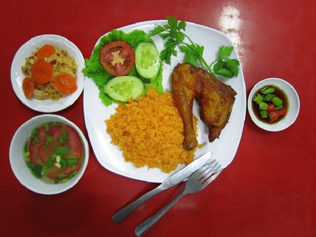 Cơm gà là đặc sản siêu ngon khiến người dân Đà Nẵng lẫn du khách bốn phương mê mệt. Bằng nhiều cách chế biến khác nhau, chẳng hạn như: cơm gà xé, cơm gà quay, gà luộc, gà xối mỡ... kèm theo bát canh và chén đồ chua ăn kèm trông rất ngon lành. Ảnh: Foody.