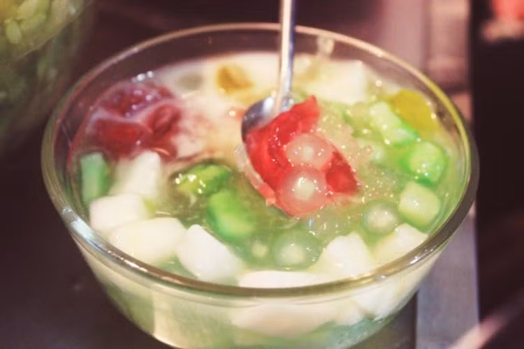 Chè xoa xoa hạt lựu: Xoa xoa nấu từ rau câu, hạt lựu làm từ bột lọc loại ngon, thạch đen được chế từ một loại lá cây mát trên rừng, đặc biệt nước cốt dừa được ép từ dừa nguyên chất…tất cả hợp lại làm nên thức uống ngon, mát lành. Ảnh: Begodi.