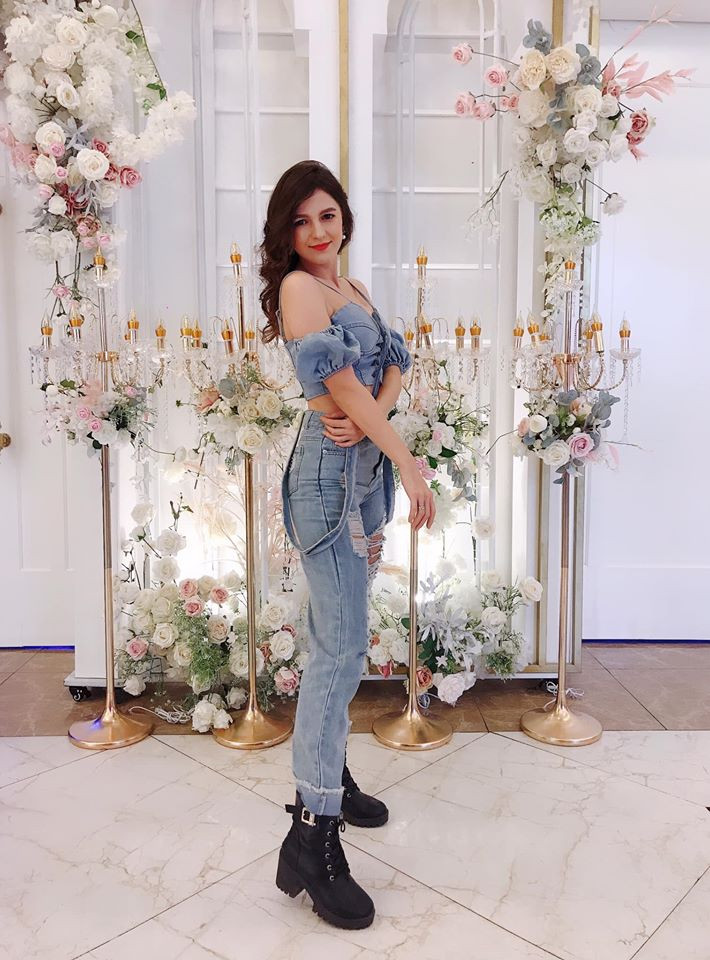 Sở hữu vòng một “khủng” nên cô thường diện những thiết kế cắt xẻ táo bạo ở phần ngực.