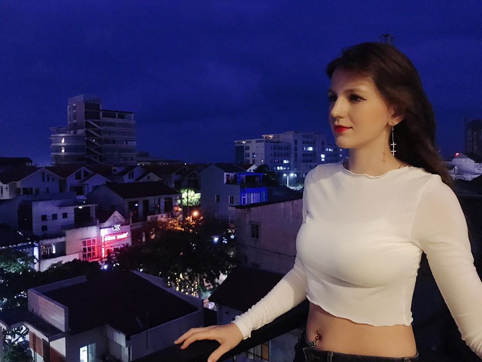 Alexandra Rud mặc chiếc áo khoe vòng eo thon gọn.